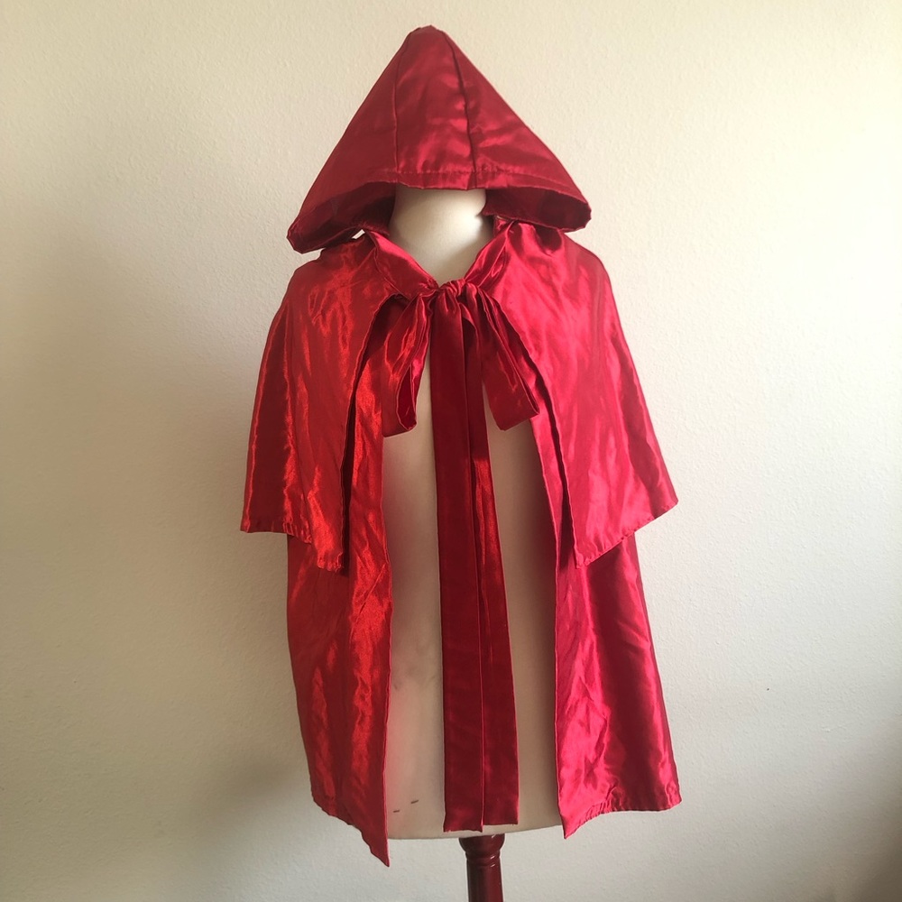 Red cape with detachable hood (Taylor’s Version)